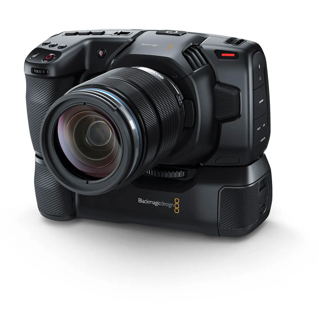 Blackmagic Pocket Camera Battery Grip montado en Blackmagic Pocket Cinema Camera 4K
