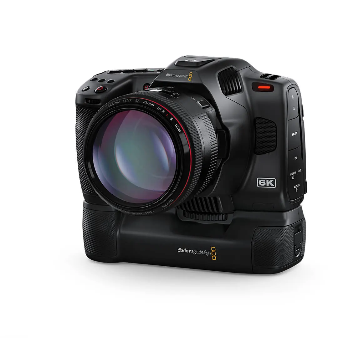 Blackmagic Pocket Camera Battery Pro Grip montado en Blackmagic Pocket Cinema Camera 6K Pro